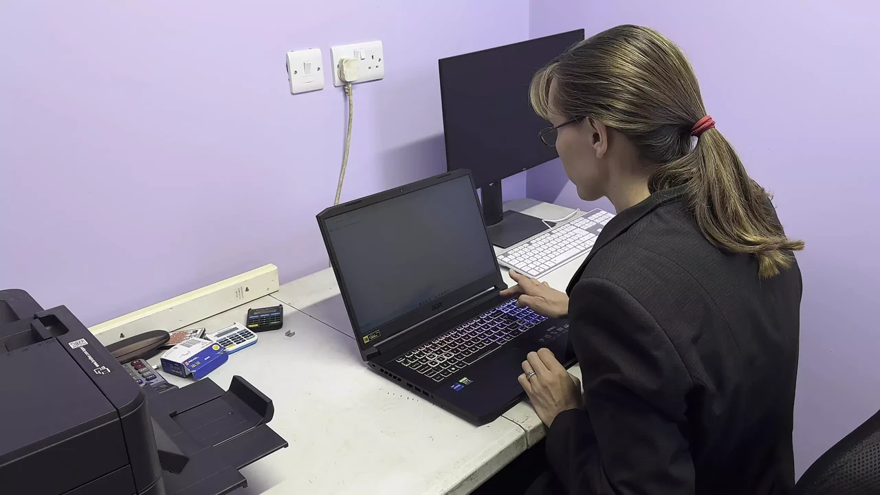 屄!.....我的工作面试 - “操老板？Wetlook，内裤弄湿和撕裂衣服！