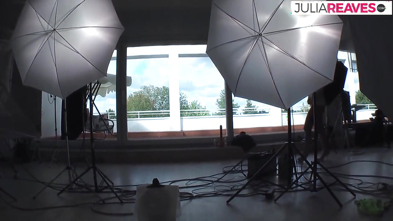 Curvă excitată își fute curul cu un vibrator după ce și-a aspirat pizda