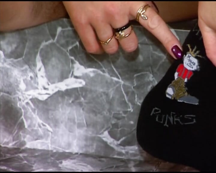 털이 무성한 보지를 가진 이 독일 창녀는 카메라 앞에서 노는 걸 좋아해