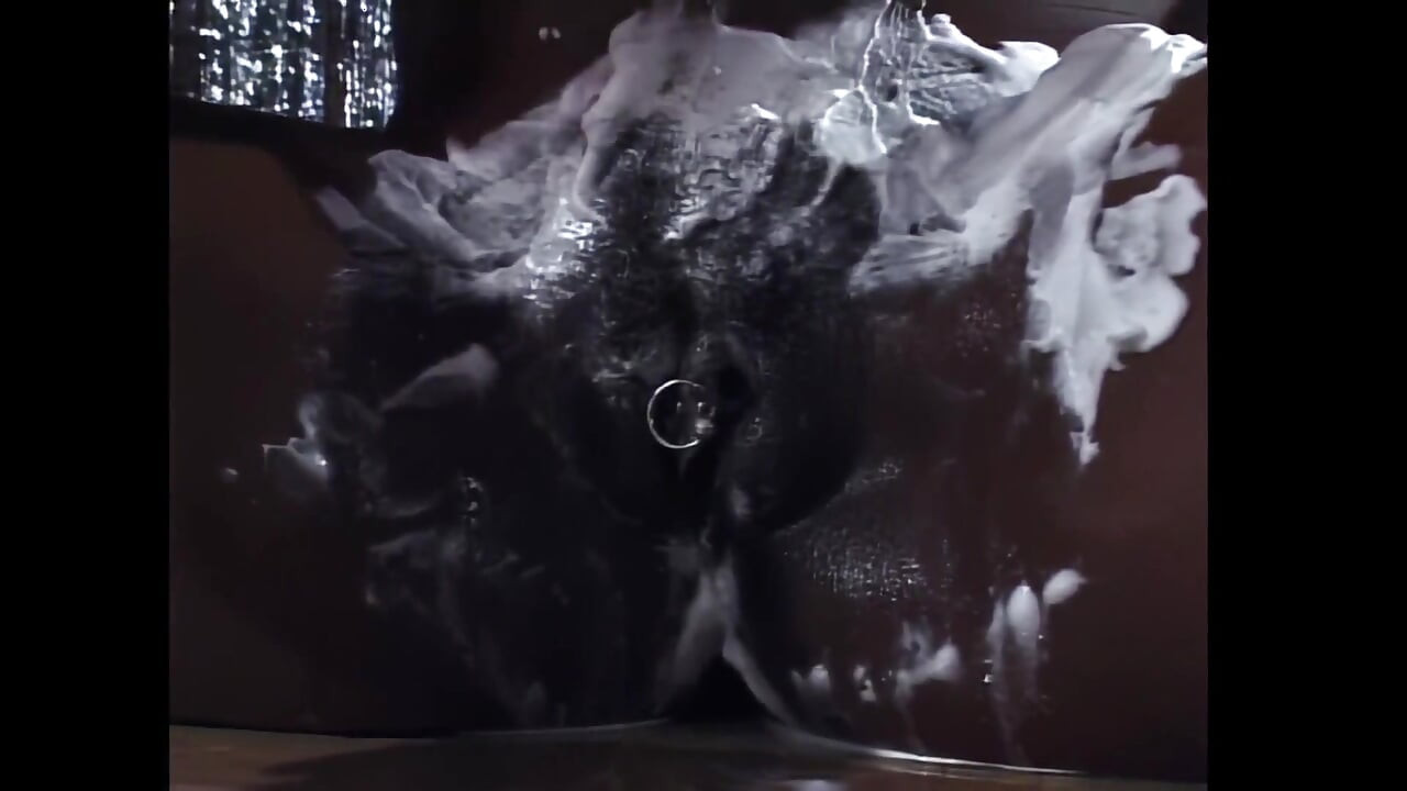 큰 음경이 작은 창녀를 지배한다