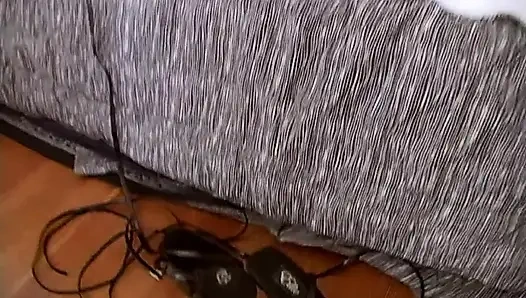 Genç bir lezbiyen takma yaraklı oyuncaklar kullanmaya çalışıyor