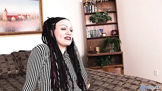 Hippi piliç Charlie amına oyuncak veriyor