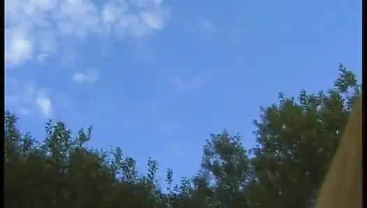 Kıllı sarışın olgun açık havada güzel vakit geçiriyor