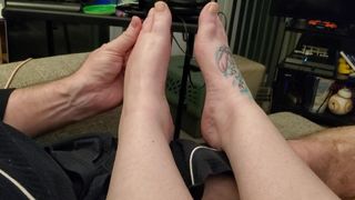 丈夫在我的脚上擦我的乳液