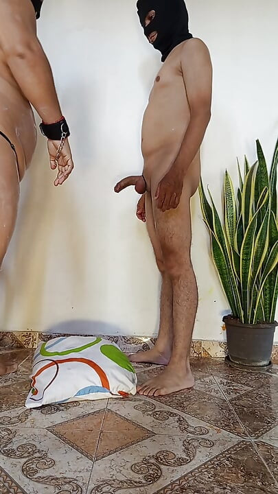 大きな胸の妻がオイルまみれで最高のフェラチオをし、舌に精液を懇願する