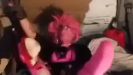 Yeni siyah elbisenin altında kırmızı topuklu ve çok pembe park yeri