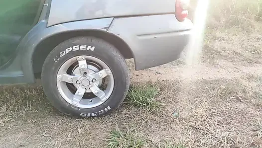 Ich masturbiere im auto und lande am ende nach dem pumpen der pedale mit einem großen squirt