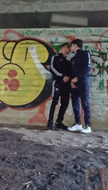 Pavel dan Silvio berseronok di luar rumah