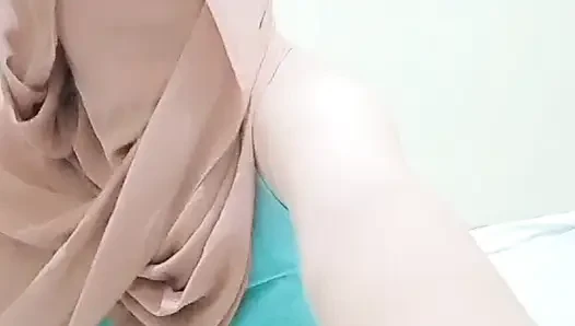 Mit der Muschi spielen ist sehr verführerisch für Hijab-Girls
