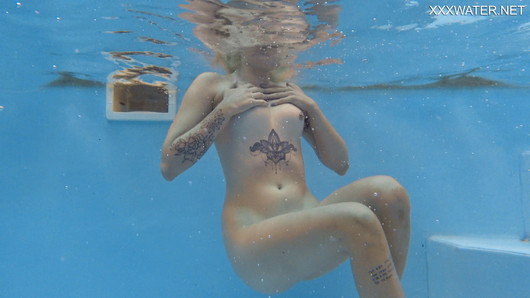 Mimi Cica – hottest babe shows naked body underwater