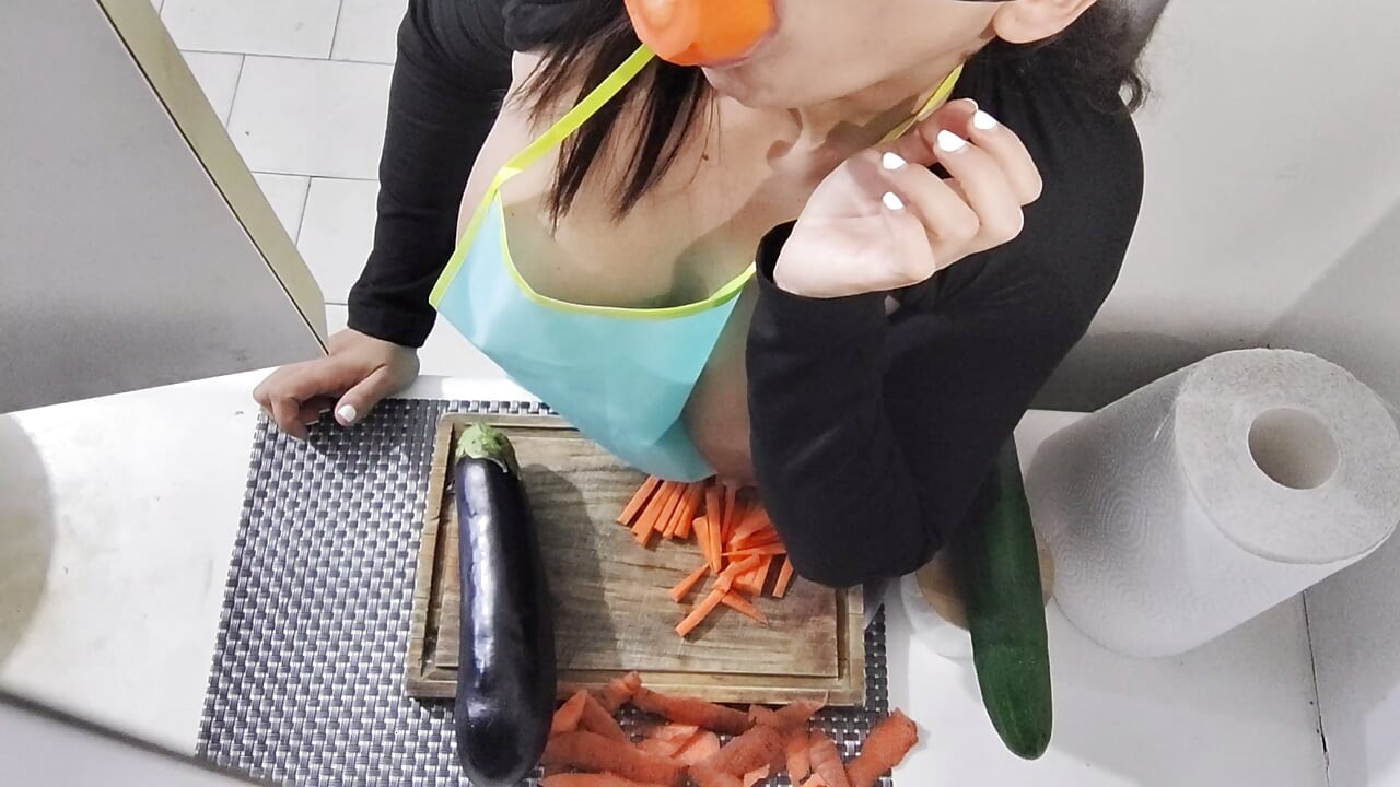 I shove a huge cucumber up my hungry asshole - Fetish