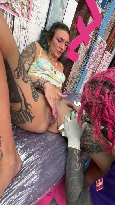 Tattoo Shop Ludder Får Fitte Slikket Og Suger Kuk Mens Blir Blekket | Klipp 1