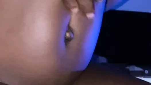 Seksi ateşli Afrikalı Godess azgın sulu ıslak amına mastürbasyon yapıyor ve büyük zenci yarağı tarafından yakalanıyor bakış açısı