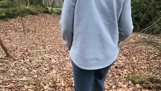 Asli istri seksi amatir di hutan.