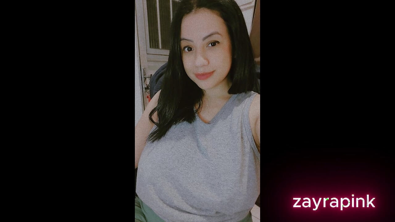 ブラジルのビッグ・ブランダがお尻を見せて乗っている