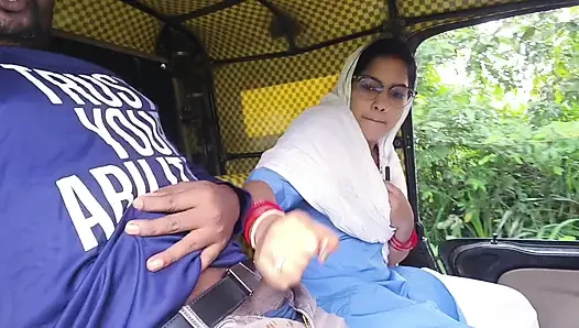 A beautiful Indian Stanger girl sucked my dick ,when I was masturbating inside the auto