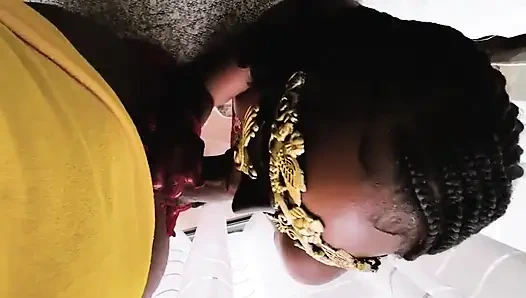 Миниатюрная девушка делает грязный минет