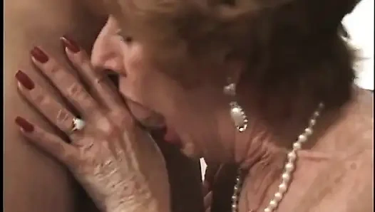 Бабушка с большим количеством апетитов обожает принимать его от черных до белых мужчин