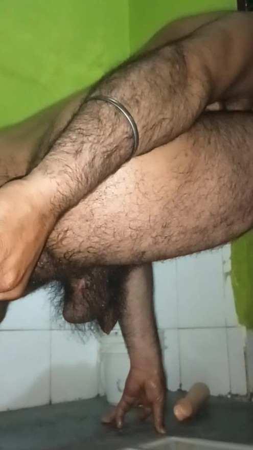 Indiano gay usa escova de banheiro para sua satisfação