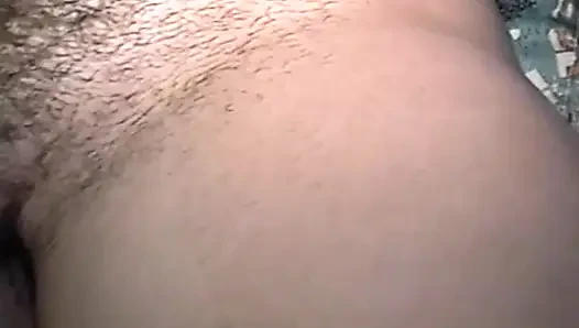 Cewek perancis ini lagi asik mainin memeknya yang berbulu