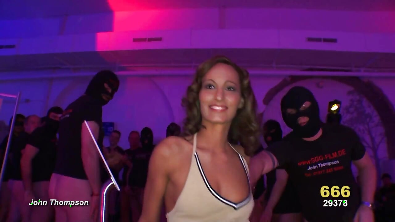 四个湿润的拉丁妓女拳交, 在热辣的女同性恋群交中潮吹和舔