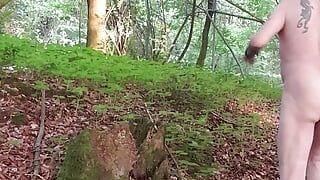내 할례를 한 페니스 보여주는 숲에서 Prancing