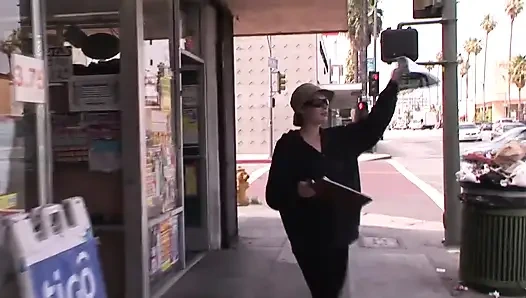 Heiße blondine für eine heiße massage