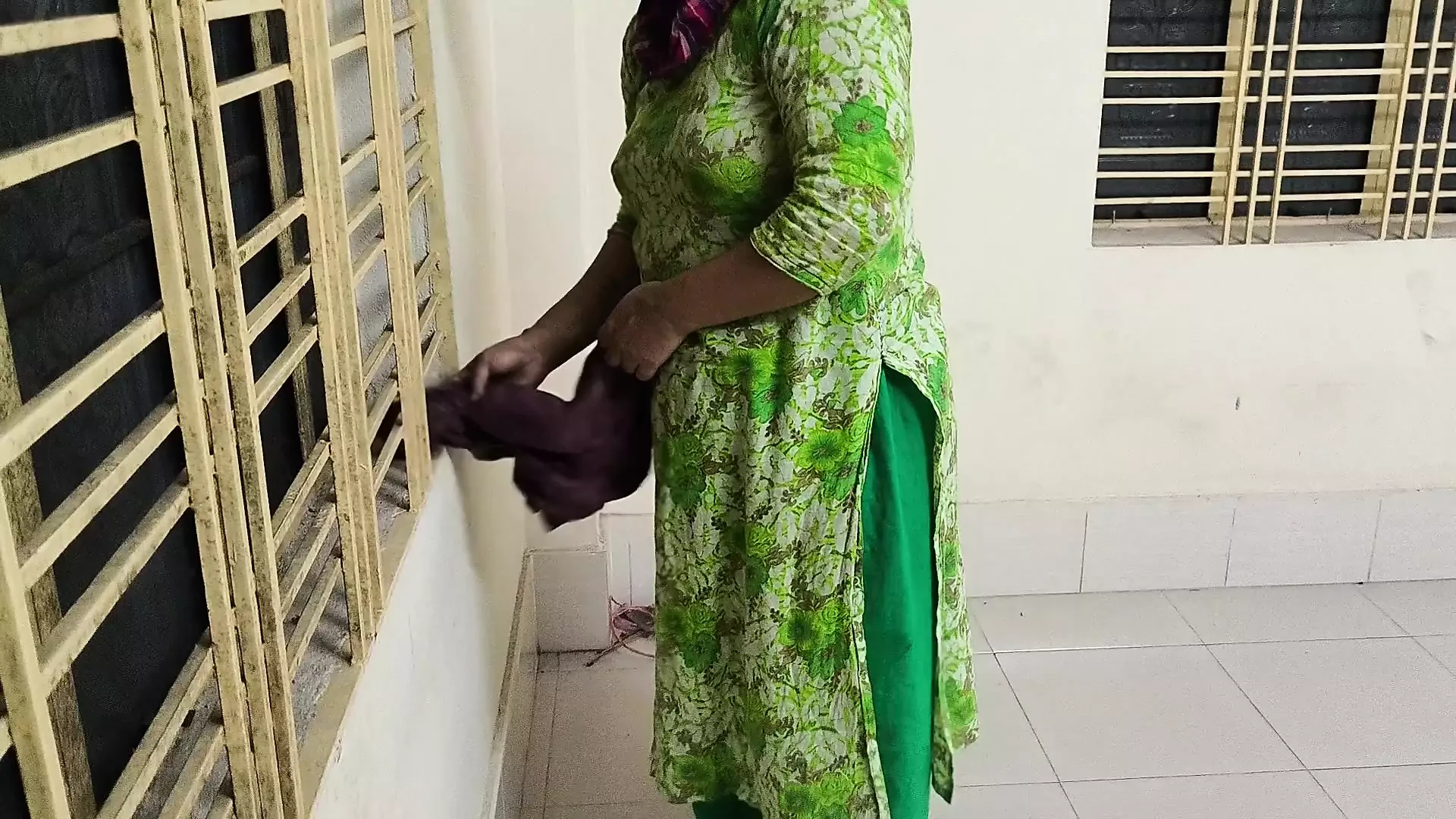 Vi que mi hermana mayor estaba limpiando mi habitación, pero la abracé y comencé a follarla por el culo.