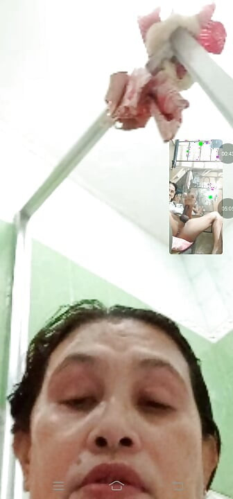 ซูมใกล้ๆ แสดงหีที่เปียกชุ่มของเธอ