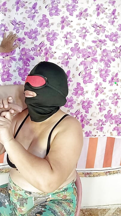 Azgın desi Hintli anne gırtlağına kadar alıyor ve göte tapıyor
