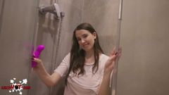 Gagică țâțoasă în tricou umed se joacă cu pizda cu jucărie sexuală - intensiv