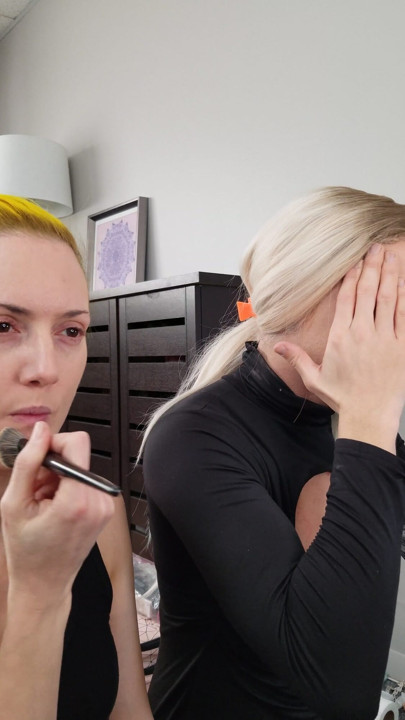 Crossdresser Bailey Wilde ve Belyla Bradley Makyaj Yapıyor | Klip 2