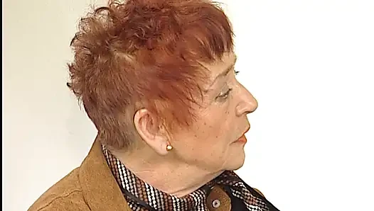 Oma wird gefingert und dann gefickt