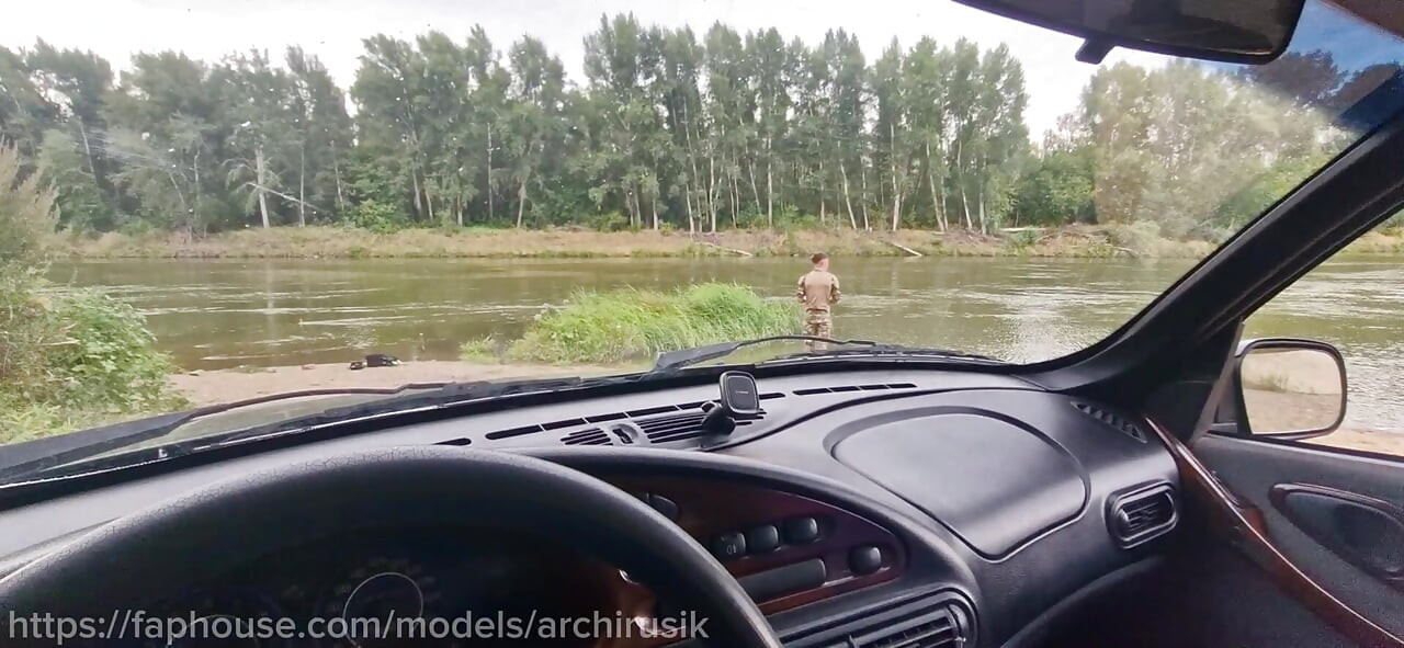 Я соблазнила военного пососать мой хуй, мы спрятались в лесу и кормили друг другу спермой.