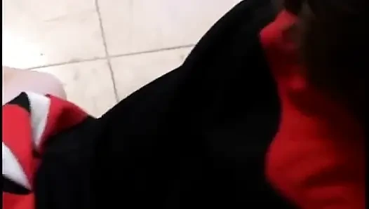Gadis pemandu sorak panas dengan payudara berair disetubuhi di lantai