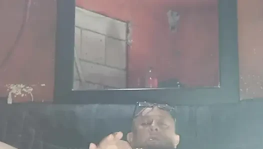 Ateşli 🤤 sütünü boşaltana kadar açgözlü götümün içinde göt tıkacı ve şişme taşaklarla şortumu açıyorum