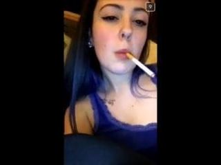 Anna fumando um cigarro novamente na webcam