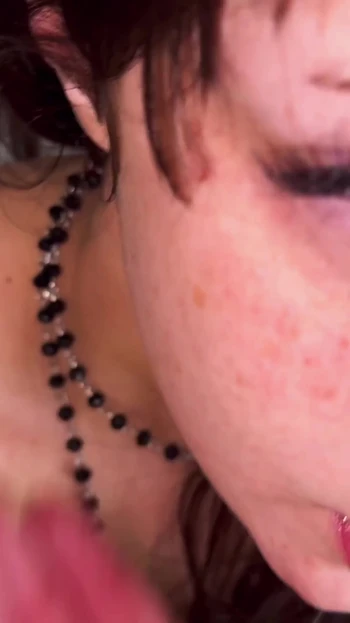 Imperdível momento de "Tatuada milf em primeiro plano sexo anal e garganta gozada"