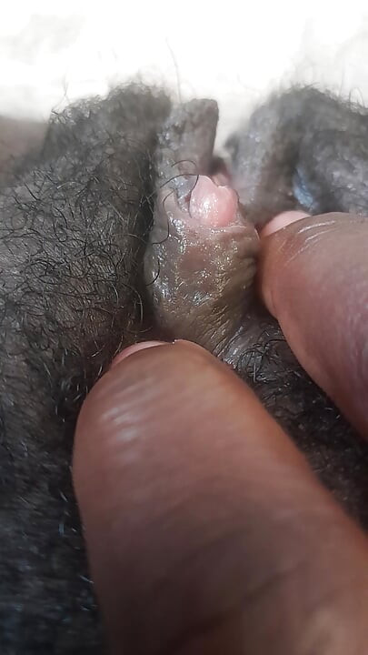 Memek berbulu gemuk hitam Jerman dengan klitoris besar closeup