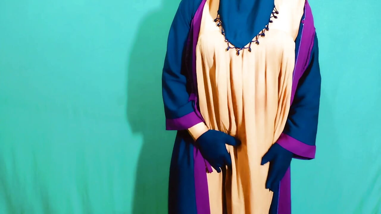 Hermosa mujer musulmana india con hiyab masturbándose