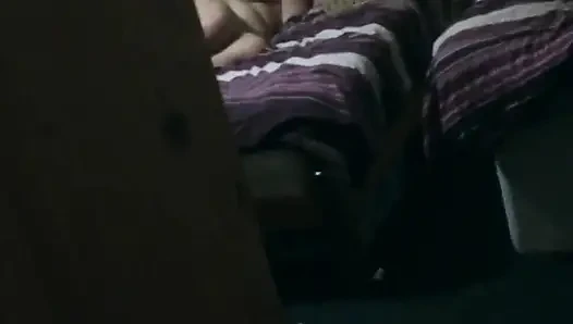 Tertangkap melihat-lihat teman serumah masturbasi dan dia membiarkan dia melihat Finlandia nya sendiri tertutup. cewek ini dientot habis-habisan sama besar
