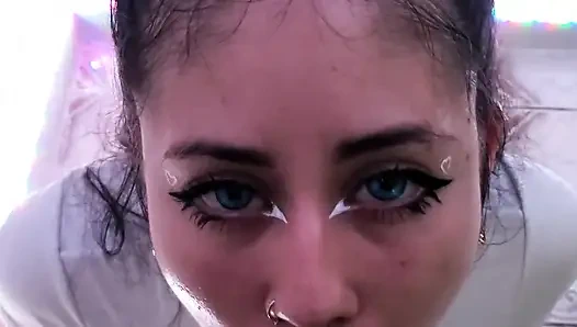 Kolombiyalı tatlı kız beni küçük göğüslerine boşaltıyor, dölümü seviyor!