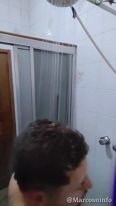 Cara é pego no chuveiro