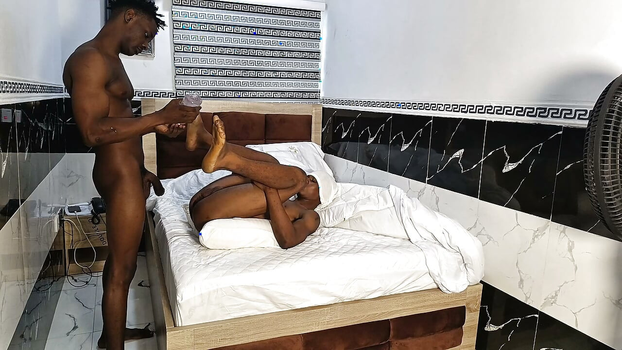 Lutinha em casa com bandido negro, tão gostosa