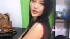 中国のセクシーなランジェリーを身に着けているファイ・オラプン-タイモデル