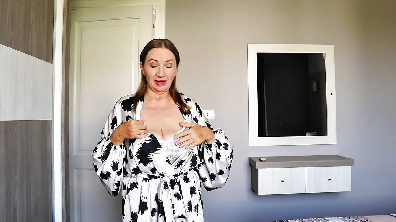 Futanari vú to trưởng thành tiết lộ bí mật của cô ấy cho con trai riêng