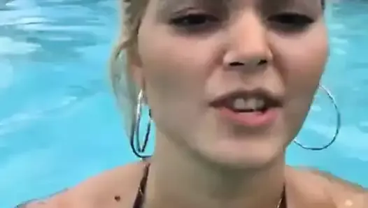 Aew - tay conti selfie en una piscina