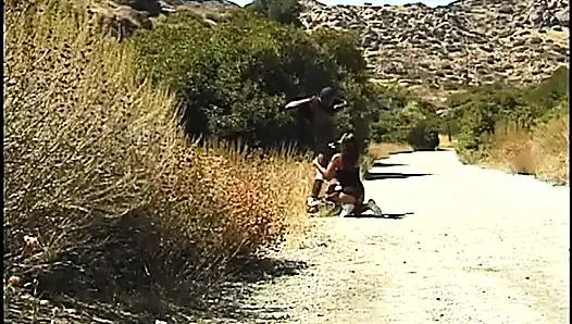 Schwarzes cowgirl reitet einen großen schwarzen schwanz am strand