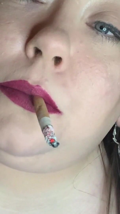 Moment spectaculaire de « Maîtresse Tina fume une cigarette avec inhales Snap - fétiche »