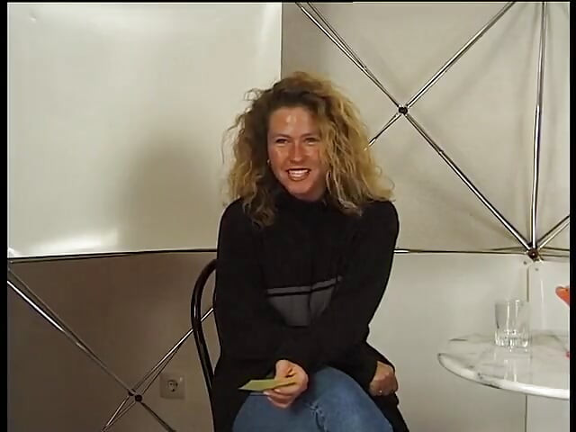 Brünette reife dame bläst harten schwanz beim casting